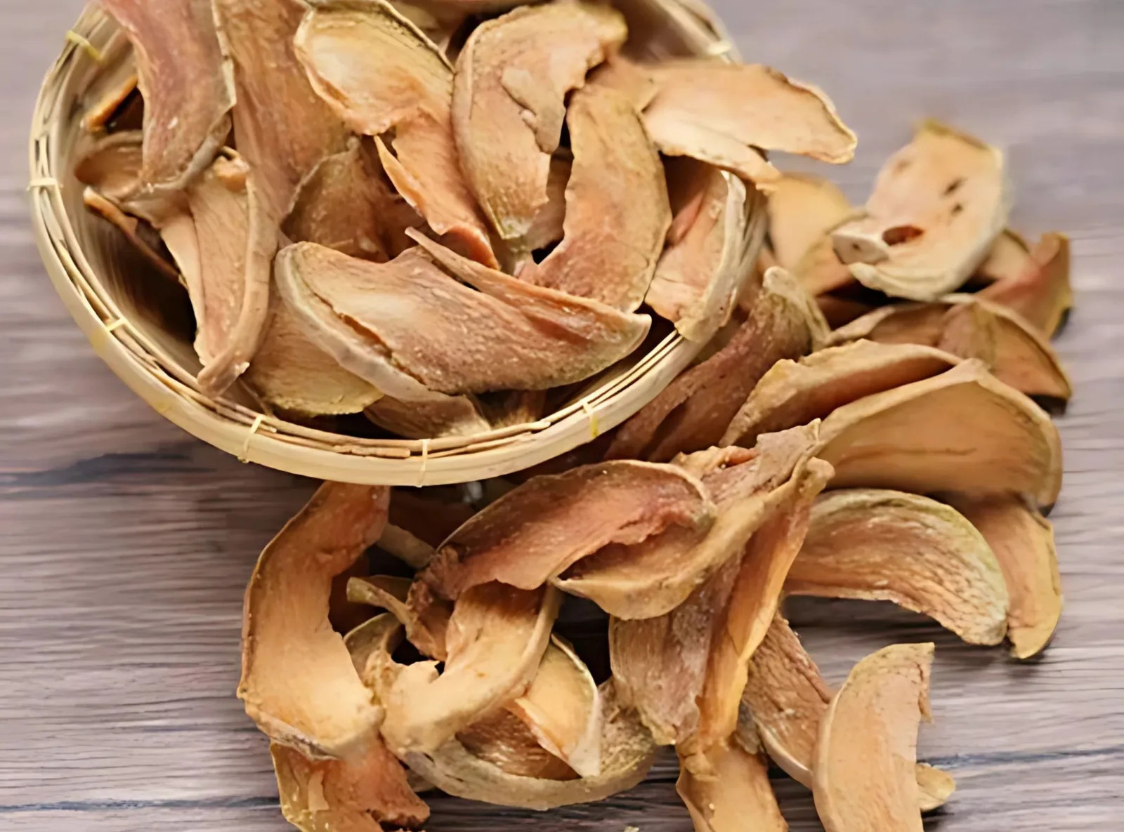 “Thin, golden-brown dehydrated chikoo (sapodilla) slices with a chewy texture, showing natural sweetness, perfect as a healthy snack or dessert topping.”